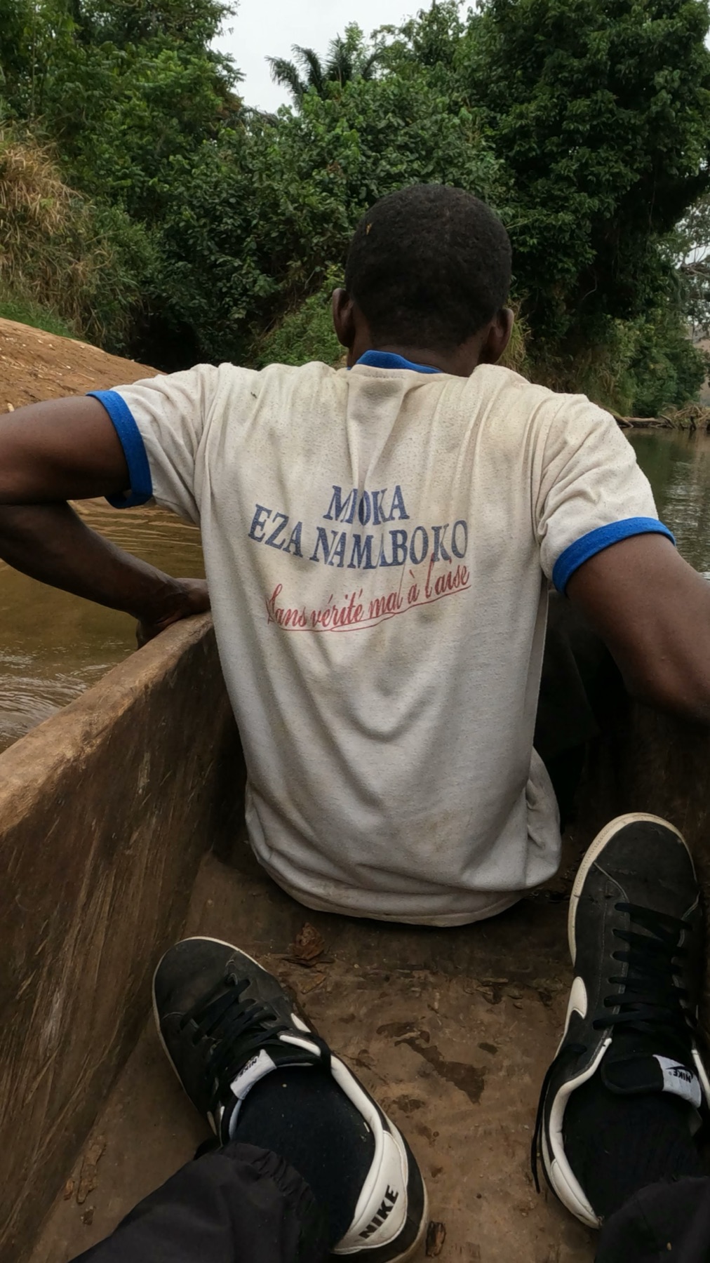 Membre de l'équipe Yelessa traversant la rivière en pirogue